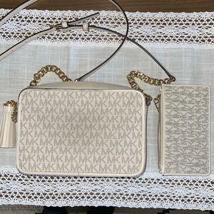 Michael Kors Crossbody with wallet